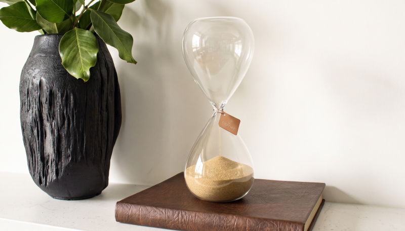 RELOJ NINFA CON ARENA DORADA