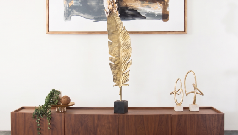 PLUMA ESCULTURA DECORATIVA CON SOPORTE DE RESINA EN ACABADO DORADO